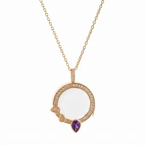 Nahaufnahme einer runden Goldhalskette mit klarem Kristall, Diamanten und lila Amethyst-Tropfen