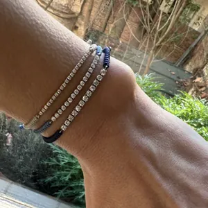 Nahaufnahme von drei bunten, verstellbaren geflochtenen Armbändern mit runden CZ-Steinen
