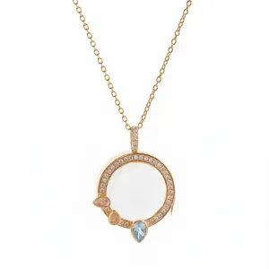 Nahaufnahme einer runden Pavé-Diamantkette mit klarem Kristall und bunten Edelsteinen.
