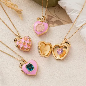 Primer plano del collar relicario de corazón rosa con grabado interior 'my forever love'