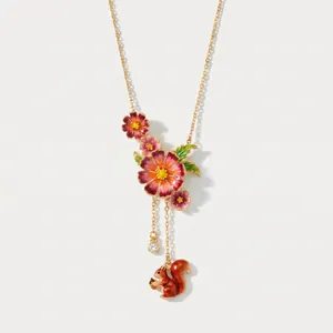 Primo piano dettagliato di una collana vintage con fiori in smalto e nappa a scoiattolo