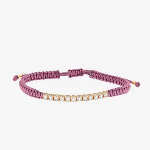 Detailansicht eines lila geflochtenen Armbands mit funkelnden runden Zirkonia-Steinen.
