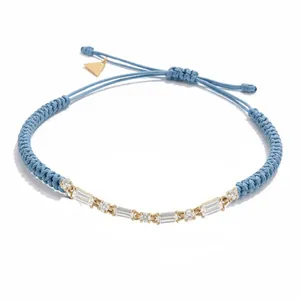 Verstellbares blaues geflochtenes Armband mit rechteckigen und runden Zirkonia-Steinen