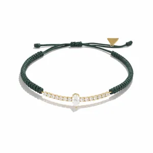 Elegantes dunkelgrünes geflochtenes Armband mit einem Zirkonia im Birnenschliff in der Mitte