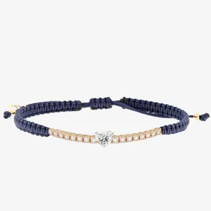 Nahaufnahme eines marineblauen geflochtenen Armbands mit funkelndem Herz-Zirkonia-Mittelstück