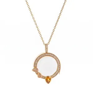 Elegante Goldkette mit rundem Bergkristall-Anhänger und bunten Edelsteindetails