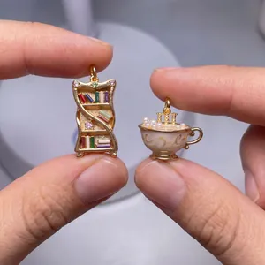 Vista detallada de colgantes 3D en miniatura de estantería y taza de té para joyería DIY