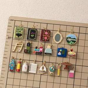 Assortiment de breloques en laiton avec livres miniatures et robot pour bijoux DIY