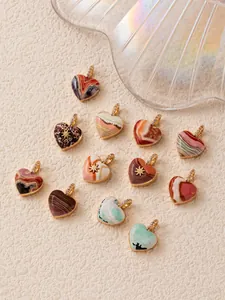 Auswahl an Vintage-Herzanhängern mit Marmorierung für DIY-Schmuck in Erdtönen.