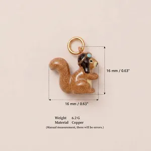 Dettaglio del ciondolo scoiattolo carino con dimensioni 16mm e info sul materiale rame.
