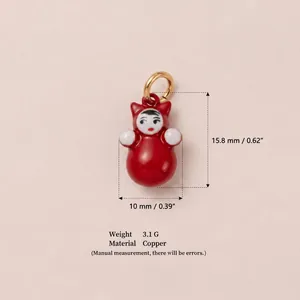 Dettaglio del ciondolo a forma di gatto rosso in rame, dimensioni 15,8 mm e 10 mm.