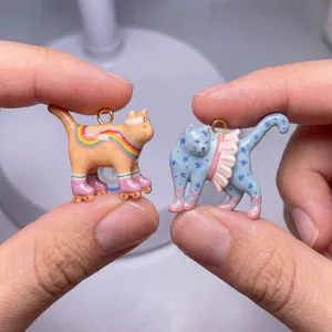 Dettaglio di ciondoli gatto 3D fantasy dipinti a mano per la creazione di gioielli fai-da-te