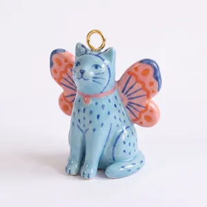 Ciondolo gatto fantasia in ceramica dipinto a mano con ali di farfalla vivaci