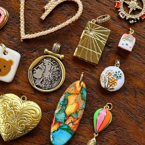 Collezione di ciondoli fatti a mano stile vintage con cuori e motivi celesti per DIY