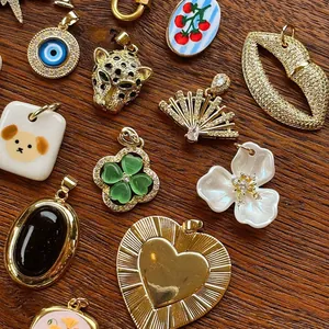 Varietà di ciondoli per gioielli fai da te fatti a mano in stile vintage su legno rustico