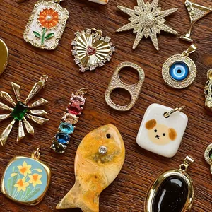 Collezione di ciondoli vintage fatti a mano con motivi a cuore, stella e occhio