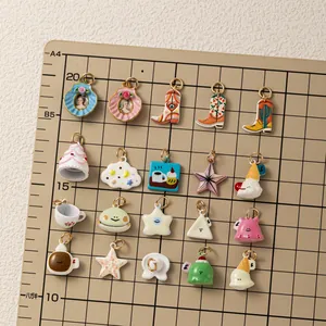 Divers pendentifs en émail pour bijoux DIY, bottes, coquillages et étoiles sur tapis de coupe