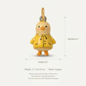 Mignon pendentif poussin jaune en cuivre plaqué or 18K avec les dimensions