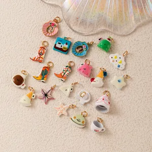 Vue rapprochée de breloques colorées en cuivre doré pour la création de bijoux DIY