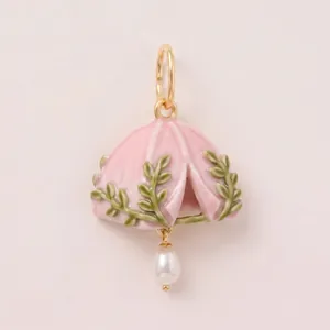 Ciondolo a tenda in smalto rosa con foglie verdi e un delicato charm in perla.