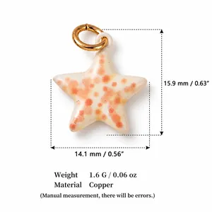 Gros plan d'un pendentif étoile de mer en cuivre avec dimensions et poids précis