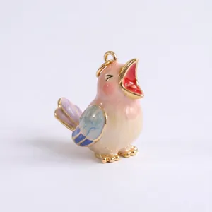Detaillierte Seitenansicht eines Emaille-Vogelanhängers mit farbenfrohem Tropföl-Finish für Schmuck
