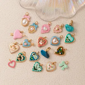 Assortimento di ciondoli smaltati a forma di cuore e fiocco