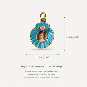 Vue détaillée d'un pendentif coquillage en cuivre doré avec rose et portrait