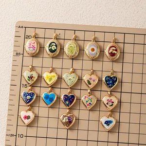 Assortiment de pendentifs médaillons dorés en forme de cœur et ovales avec motifs floraux