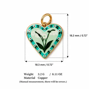 Dettaglio del ciondolo a cuore floreale verde menta con dimensioni e peso
