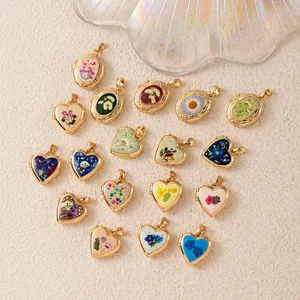 Collection de pendentifs médaillons en forme de cœur et ovales avec fleurs séchées