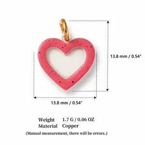 Vista dettagliata del ciondolo a cuore in rame rosa con misure e specifiche di 13,8 mm.