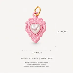 Dettaglio del ciondolo a cuore in smalto rosa con specifiche su dimensioni e materiali.