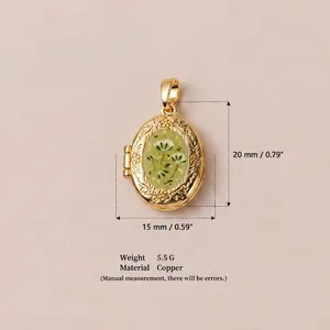 Vue détaillée d'un médaillon ovale en cuivre à motif floral avec spécifications