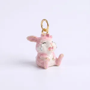 Detailansicht eines weinenden rosa Emaille-Hasenanhängers mit goldenen Akzenten