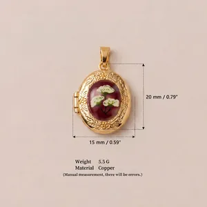 Détails d'un médaillon floral ovale plaqué or avec ses dimensions de 20mm et son poids