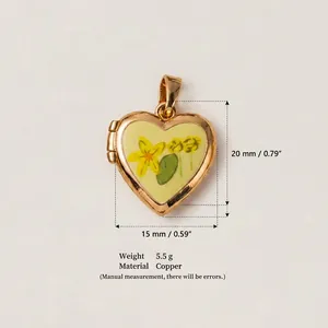 Vue détaillée du pendentif cœur doré avec dimensions 20x15mm et matériau en cuivre