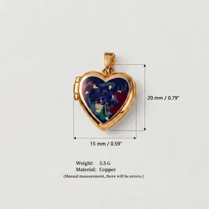 Vue détaillée d'un médaillon en cœur en cuivre doré avec motif floral et dimensions