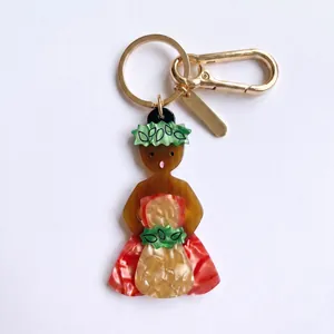 Vista detallada de un llavero acrílico creativo de chica hula tropical con dorado