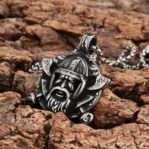 Collier pendentif casque de guerrier viking rétro avec finition argentée