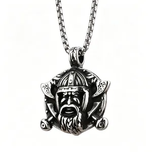 Collier pendentif casque de guerrier viking vintage avec finition argent vieilli pour homme.