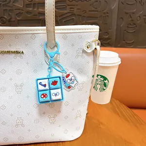 Llavero fidget de teclado animado azul sujeto a un bolso tote blanco