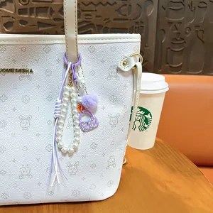 Lindo colgante de perlas para bolso con pompón morado y borlas decorativas
