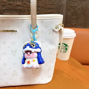 Creatieve Guochao leeuw konijn sleutelhanger hangend aan een witte designer tas in café