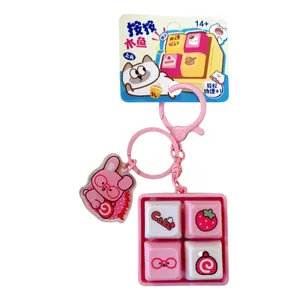 Llavero de teclado rosa con cuatro teclas presionables y un lindo amuleto de conejo rosa