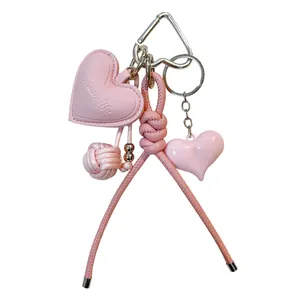 Rosa Herz-Schlüsselanhänger aus PU-Leder und Taschenanhänger mit herzförmigem Karabiner