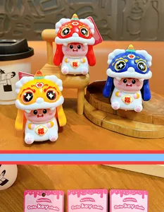 Gedetailleerde weergave van schattige Chinese leeuwendans sleutelhangers in kleuren