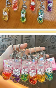 Detalle de llaveros de zapatos de fútbol con aceite y efecto de arena movediza brillante