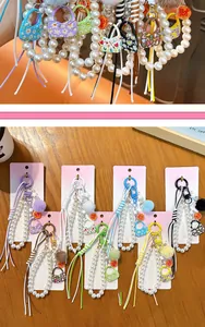 Vista detallada de dijes para bolsos con cuentas de colores y mini bolsos flores