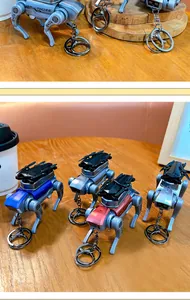 Gedetailleerd zicht op creatieve mechanische hondensleutelhangers met propellers en sci-fi ontwerp